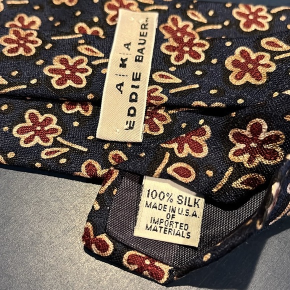 Vintage Eddie Bauer men’s 58.5” l and 4” w silk blue w/flower print neck tie - Picture 4 of 4